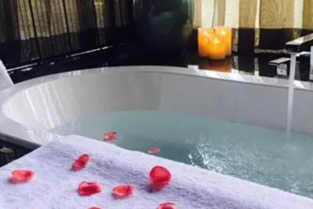 上海浦东水疗池中的失重冥想：当身体学会漂浮